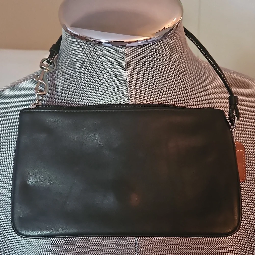 COACH | BLACK LEATHER WRISTLET